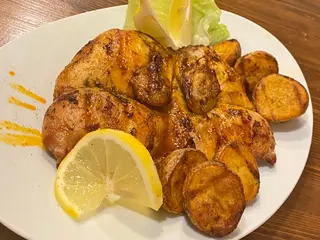 Galletto alla griglia con patate o verdure di stagione.