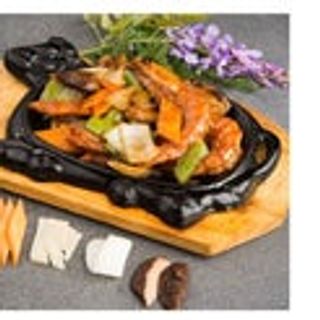 Gamberi saltati con le verdure sulla piastra