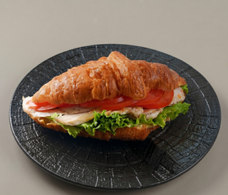Круассан с курицей (220г)