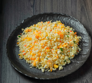 Жареный рис с яйцом (300г)