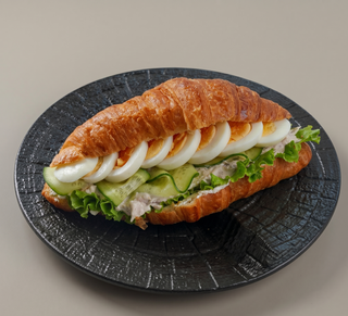 Круассан с яйцом и тунцом (180г)
