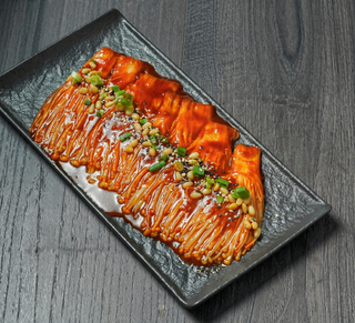 Грибы эноки в остром соусе (220г)