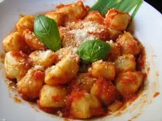 Gnocchi al pomodoro fresco, ricotta salata e melanzane