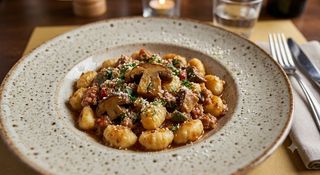 Gnocchi con salsiccia e porcini