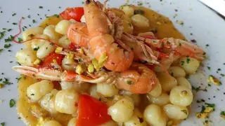 Gnocchi con scampi e granella di pistacchio