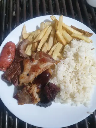 Grelhada Mista com Arroz e Batata