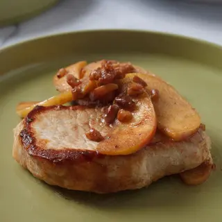Grilled pork chops with young apple sauce