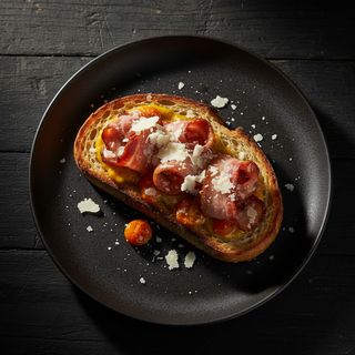 Guanciale croccante, salsa di datterino giallo e scaglie di pecorino