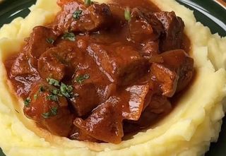 Gulaš sa junetinom 600g