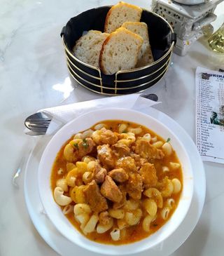 Gulaš sa makaronama