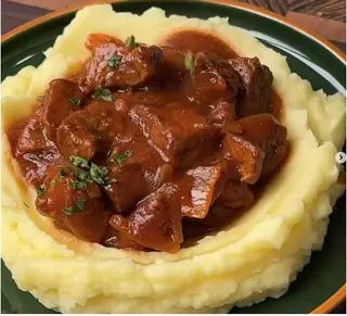 Jelenin gulaš sa pire krompirom 400g