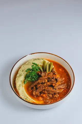 Гуляш с гарниром (420г)