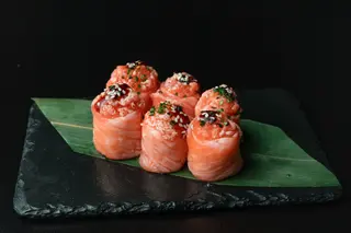 Gunkan de Salmão Braseado