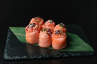 Gunkan de Salmão Braseado