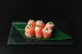 Gunkan de Salmão