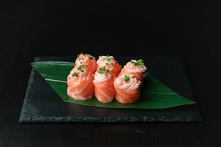 Gunkan de Salmão