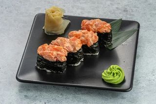 Гункан острый с лососем (40г/1шт)