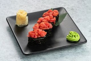 Гункан острый с тунцом (40г/1шт)