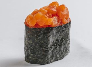 Гункан с лососем (55г)