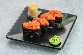 Гункан с лососем (40г/1шт)