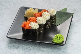 Гункан с лососем и сыром (40г/1шт)