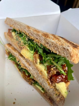 Sandwich hummus e pomodori secchi