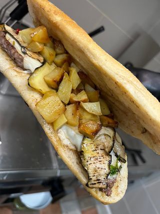 Hamburger 150 g, provola, zucchine arrostite, patate al forno