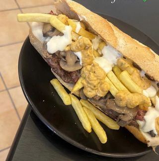 Hamburger scottona 150 g, provola, funghi arrostiti, patatine, bacon, maionese, salsa burger