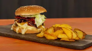 Hamburger di manzo e patatine