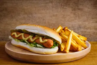 Hot dog con patatine e salse