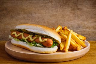 Hot dog con patatine e salse