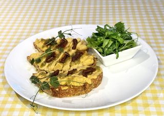 Humus sa pestom i mix zelenom salatom