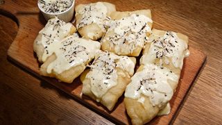 I coccoli con crema di pecorino e tartufo fresco