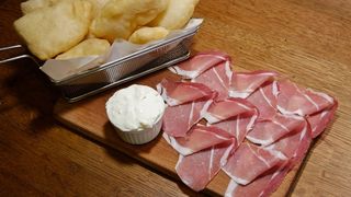 I coccoli con crudo e stracchino