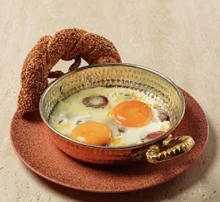 Яичница глазунья с суджуком (250г)