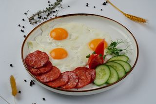 Яичница с колбасой (250г)