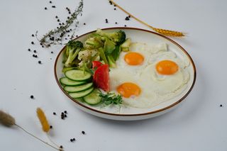 Яичница с овощами (250г)