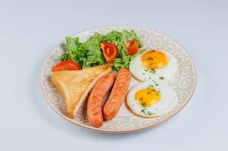 Яичница с сосисками (250г)