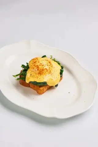 Яйцо Бенедикт на бриоши трюфельный голландез и шпинат (280г)