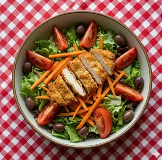 Insalata verde con carote, cotoletta di pollo, pomodoro e olive liguri