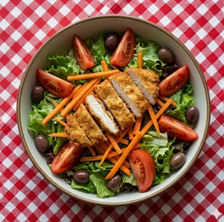 Insalata verde con carote, cotoletta di pollo, pomodoro e olive liguri