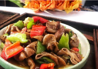 70 尖椒肥肠Intestino con peperoncini piccanti