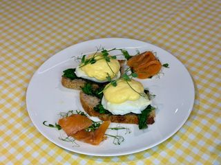  Jaja Benedict sa dimljenim lososom