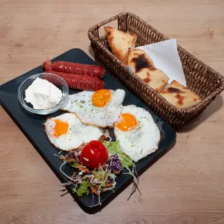 Jaje na oko sa kobasicama