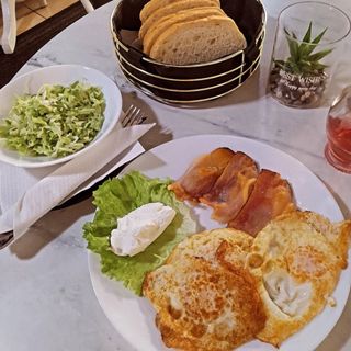 Jaja sa šunkom ili slaninom