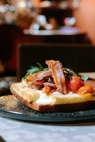 Jaja u tostu sa mozzarellom i slaninom