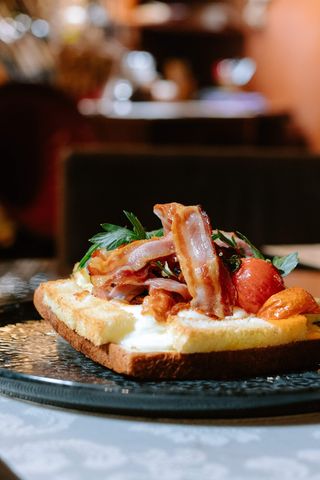 Jaja u tostu sa mozzarellom i slaninom