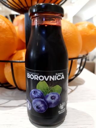 Jonini sok borovnica
