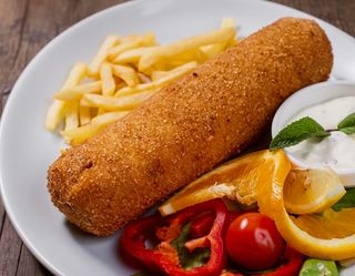 Karađorđeva šnicla, pomfrit i hleb