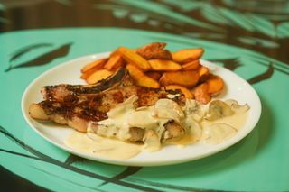 Каре свинины с грибным соусом (400г)